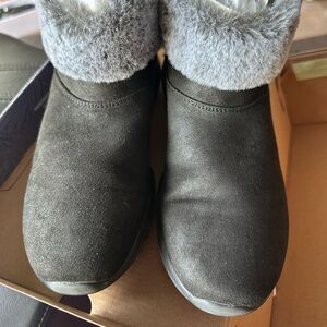 Skechers On the Go Joy size 9 Black Suede Boots with Gray Fur Trim